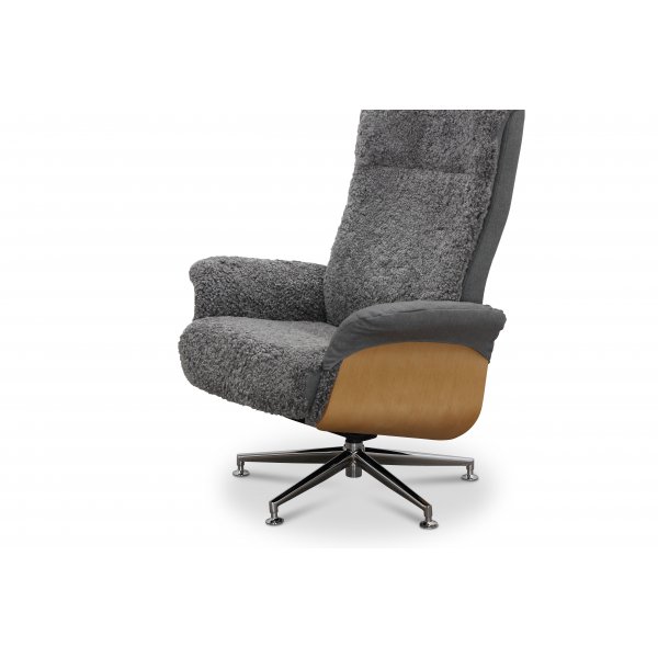Ulla lenestol med fotskammel i saueskinn - Grå / Eik / Krom + Møbelføtter Ulla lenestol med fotskammel i saueskinn - Grå / Eik / Krom + Møbelføtter