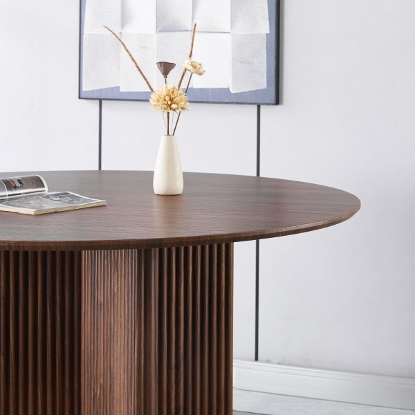 Crossby rundt spisebord Ø120 cm - Mørk brunbeiset eik Crossby rundt spisebord Ø120 cm - Mørk brunbeiset eik