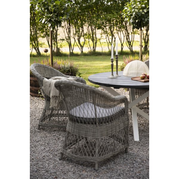 Utegruppe Marbella: Scottsdale rundt grå/hvitt spisebord Ø112 cm inkludert 4 Marbella lenestoler i grå syntetisk rotting Utegruppe Marbella: Scottsdale rundt grå/hvitt spisebord Ø112 cm inkludert 4 Marbella lenestoler i grå syntetisk rotting