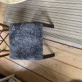 Kundebilde Lammet / Fushion fotskammel i saueskinn scandinavian grey - Mørk valnøtt