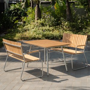 Möllan utegruppe i teak: 2 sofaer med spisebord 120x80 cm Möllan utegruppe i teak: 2 sofaer med spisebord 120x80 cm