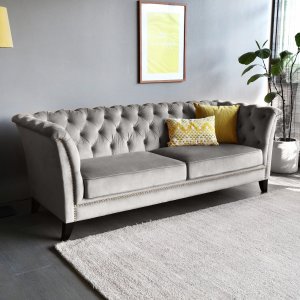 Henry 3-seters sofa Chesterfield i gr flyel + Flekkfjerner for mbler