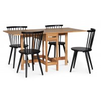 Fårö spisegruppe; Fårö klaffbord i eik med 4 svarte Castor pinnestoler Fårö spisegruppe; Fårö klaffbord i eik med 4 svarte Castor pinnestoler