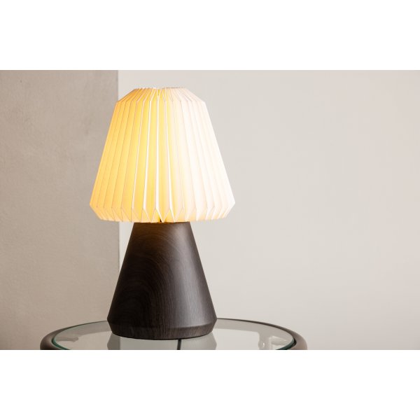 Fjällen bordlampe - Valnøtt/Hvit Fjällen bordlampe - Valnøtt/Hvit