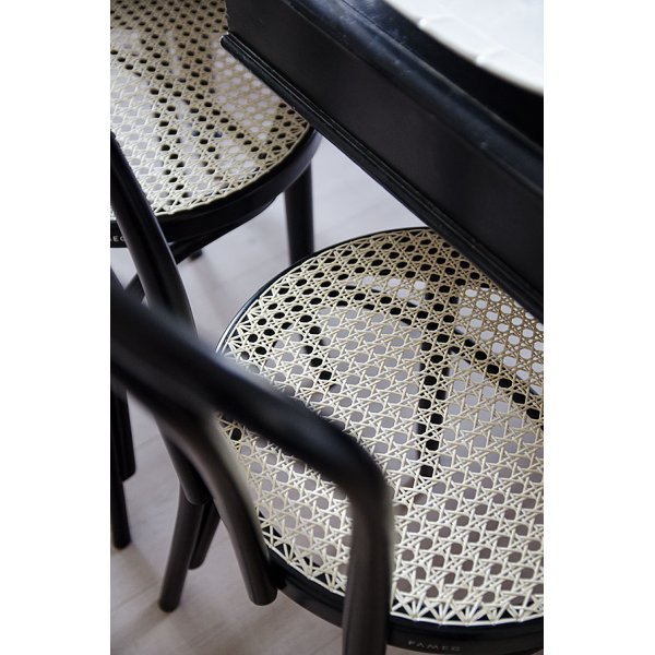 PiPi spisegruppe, rundt spisebord Ø120 cm inkludert 4 stk. Stol No18 i bøyd tre - Svartbeiset tre PiPi spisegruppe, rundt spisebord Ø120 cm inkludert 4 stk. Stol No18 i bøyd tre - Svartbeiset tre