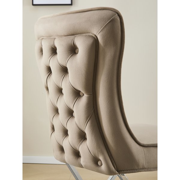 Luksusstol med kromunderstell og knapper i ryggen - Stol i beige fløyel Luksusstol med kromunderstell og knapper i ryggen - Stol i beige fløyel