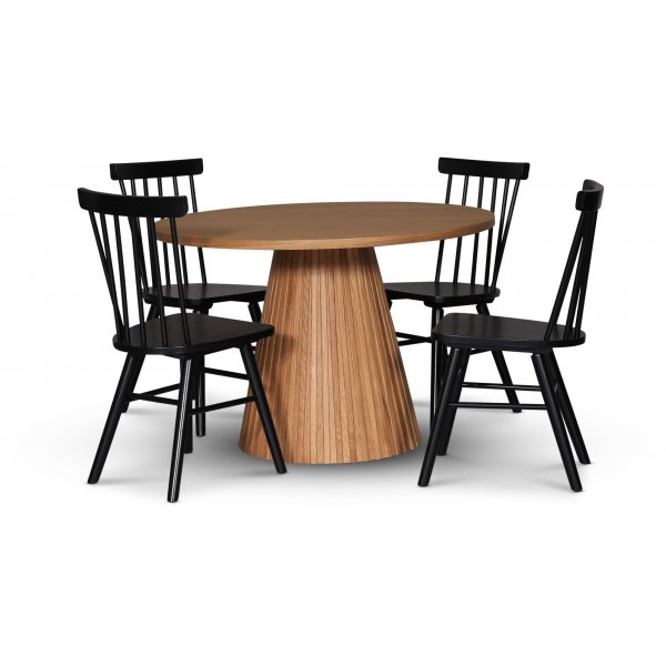 Cleo spisegruppe, rundt bord 110 cm, inkludert 4 stk. svarte Orust pinnestoler - Oljet eikefiner