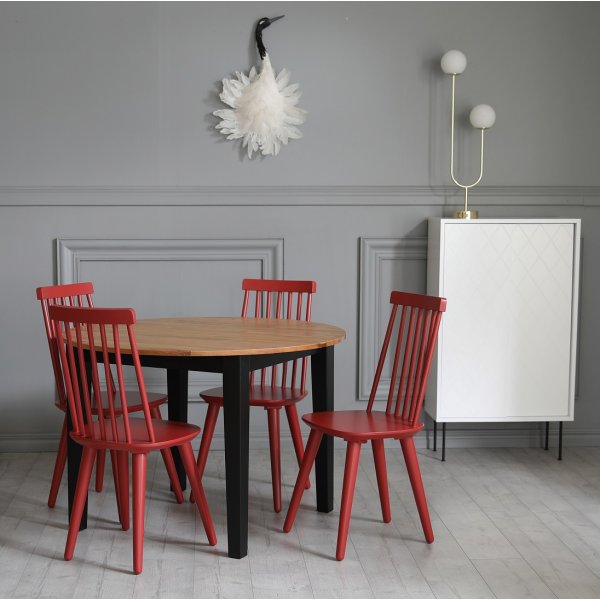 Dalsland spisegruppe: Rundt bord i Eik/Sort med 4 røde Pinnstola Dalsland spisegruppe: Rundt bord i Eik/Sort med 4 røde Pinnstola