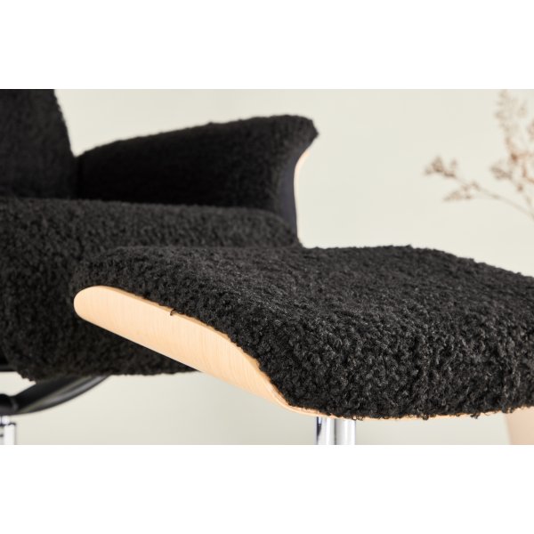 Hagön hvilestol med fotskammel - Svart saueskinnsimitasjon/oljet eik Hagön hvilestol med fotskammel - Svart saueskinnsimitasjon/oljet eik