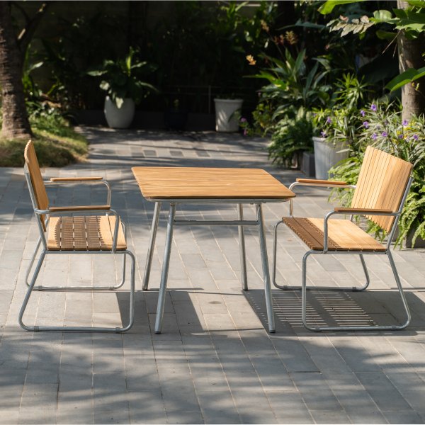 Utegruppe i teak: 2 sofaer med spisebord 120x80 cm - Möllan Utegruppe i teak: 2 sofaer med spisebord 120x80 cm - Möllan