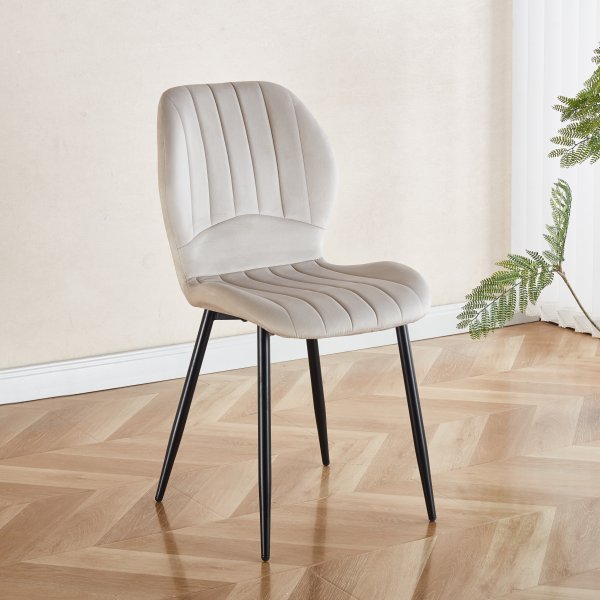 Spisegruppe Sandö spisebord Ø120 cm i hvit terrazzo med 4 Santos spisestoler i beige fløyel Spisegruppe Sandö spisebord Ø120 cm i hvit terrazzo med 4 Santos spisestoler i beige fløyel