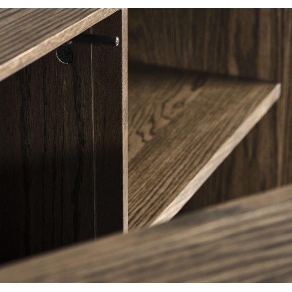 Inez skap i brunoljet eik