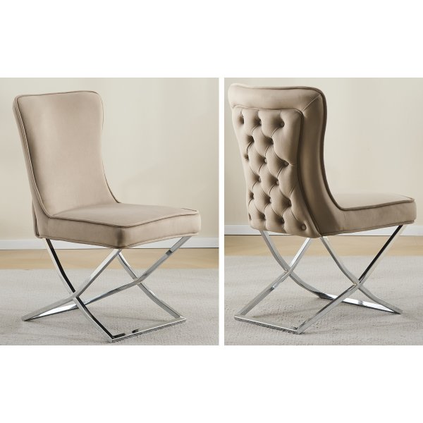 Luksusstol med kromunderstell og knapper i ryggen - Stol i beige fløyel Luksusstol med kromunderstell og knapper i ryggen - Stol i beige fløyel