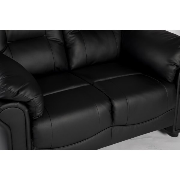 Vera 2-seters sofa i sort PU + M�belpleie Skinnbeskyttelse