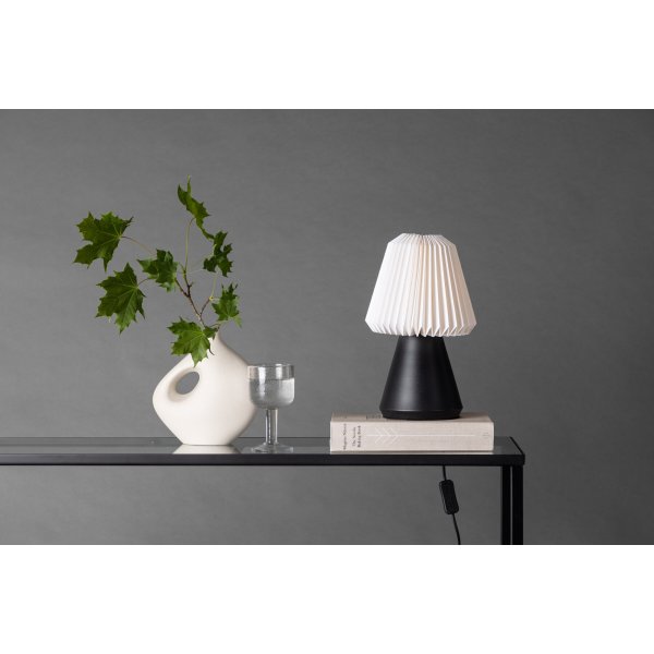 Fjällen bordlampe - Sort/Hvit Fjällen bordlampe - Sort/Hvit