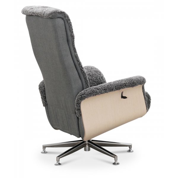Ulla lenestol med fotskammel i saueskinn - Grå / whitewash / Krom + Tekstilrens for møbler Ulla lenestol med fotskammel i saueskinn - Grå / whitewash / Krom + Tekstilrens for møbler