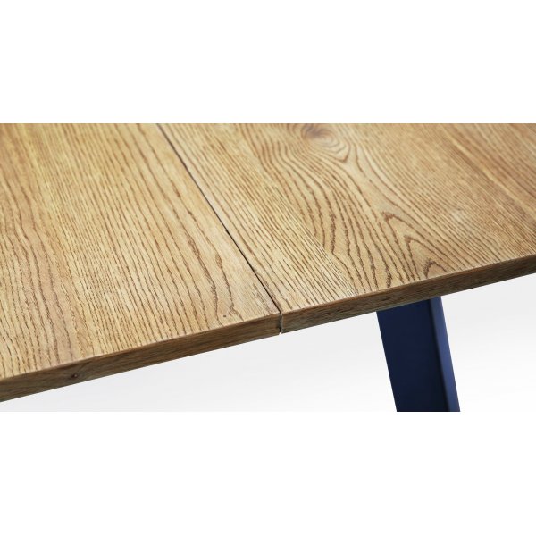 Rundt Freddy spisebord, 155 cm - Oljet eikefin�r/svart metall