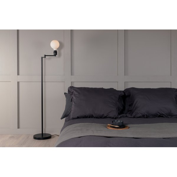 Lola gulvlampe - Svart Lola gulvlampe - Svart