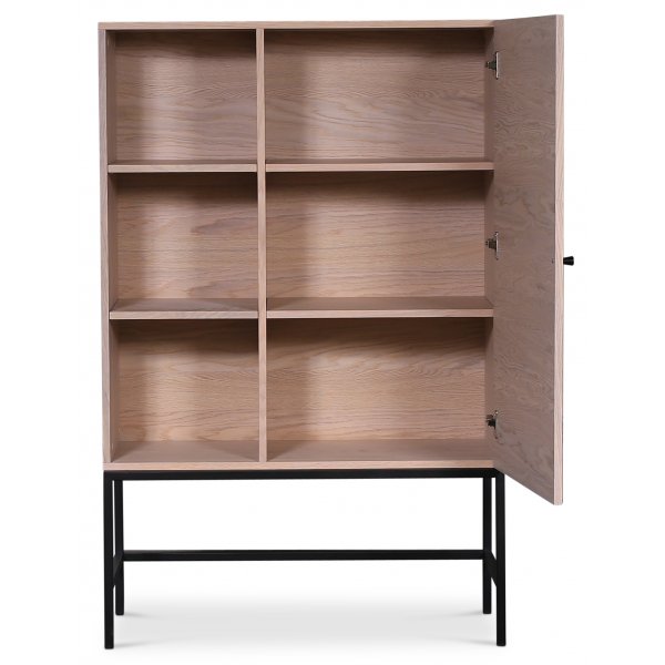 Stilo V.2 highboard - Whitewash / Svart metall Stilo V.2 highboard - Whitewash / Svart metall