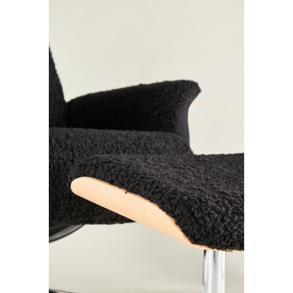 Hagön hvilestol med fotskammel - Svart saueskinnsimitasjon/oljet eik Hagön hvilestol med fotskammel - Svart saueskinnsimitasjon/oljet eik