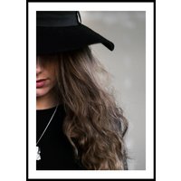 HALF HAT PORTRAIT - Plakat 50x70 cm HALF HAT PORTRAIT - Plakat 50x70 cm