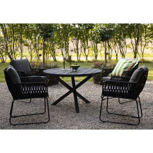 Mikado utegruppe: Scottsdale rundt svart spisebord Ø112 cm inkludert 4 Mikado svarte lenestoler med grå puter Mikado utegruppe: Scottsdale rundt svart spisebord Ø112 cm inkludert 4 Mikado svarte lenestoler med grå puter
