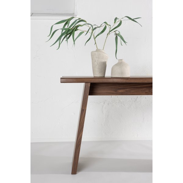 Kirkenes skrivebord 120 x 40 cm - Valnøtt Kirkenes skrivebord 120 x 40 cm - Valnøtt