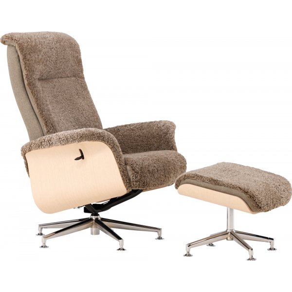 Lenestol i saueskinn med fotskammel - Brun / eik - Ulla Lenestol i saueskinn med fotskammel - Brun / eik - Ulla