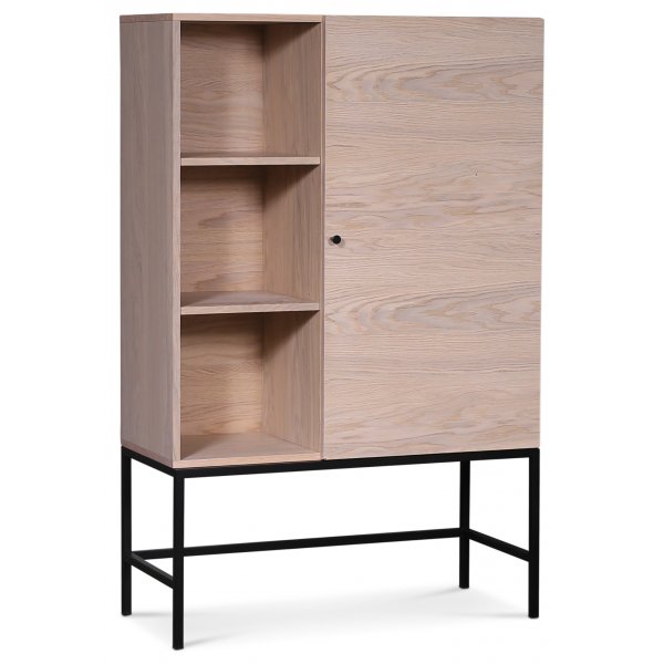 Stilo V.2 highboard - Whitewash / Svart metall Stilo V.2 highboard - Whitewash / Svart metall