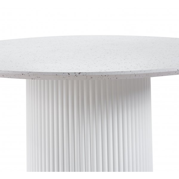 Spisegruppe Sand� spisebord �120 cm i hvit terrazzo med 4 Delta spisestoler i brun vintage