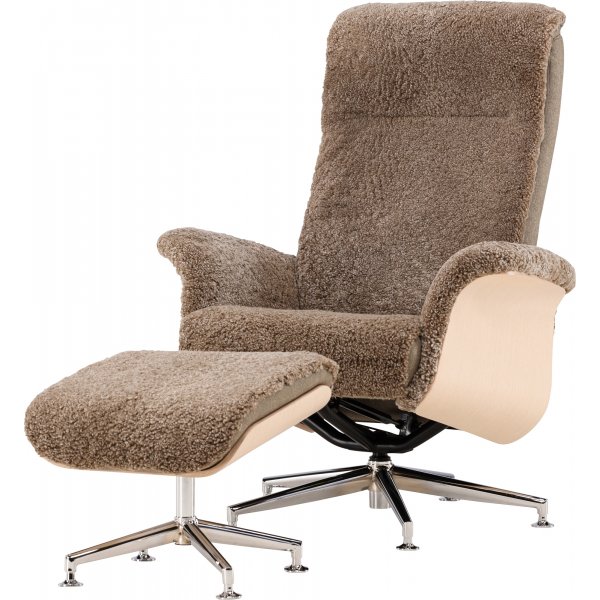 Lenestol i saueskinn med fotskammel - Brun / eik - Ulla Lenestol i saueskinn med fotskammel - Brun / eik - Ulla