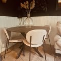 Kundebilde Hogrän spisegruppe Ø120 cm bord i mørkt tre + 4 stk Tofta beige stoler
