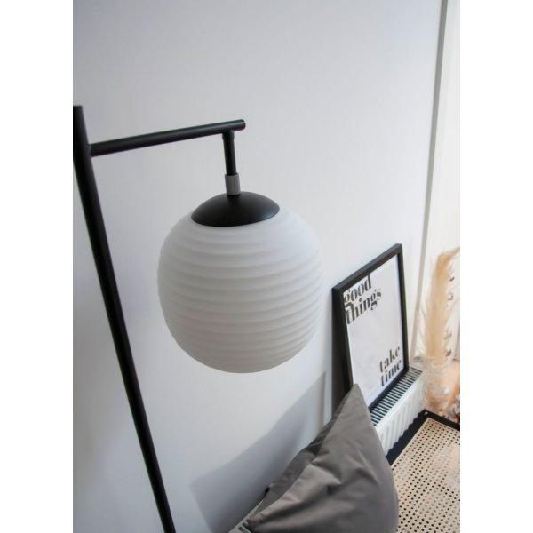 Gulvlampe Rille - Svart/opalhvit Gulvlampe Rille - Svart/opalhvit