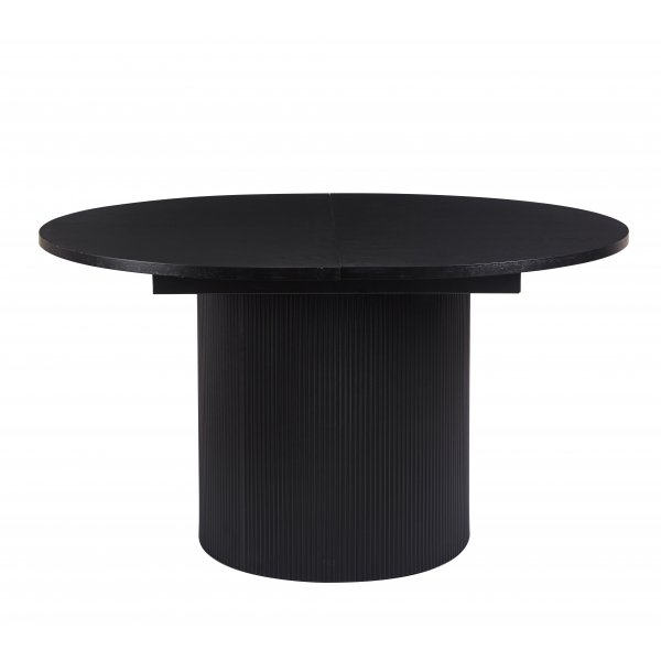 Astrid uttrekkbart spisebord Ø140-180 cm i svartbeiset eik med 4 Brandon lenestoler i svart med tausete Astrid uttrekkbart spisebord Ø140-180 cm i svartbeiset eik med 4 Brandon lenestoler i svart med tausete