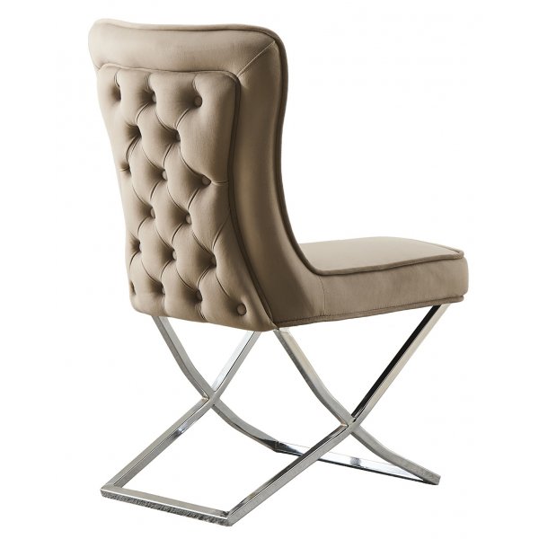 Luksusstol med kromunderstell og knapper i ryggen - Stol i beige fløyel Luksusstol med kromunderstell og knapper i ryggen - Stol i beige fløyel