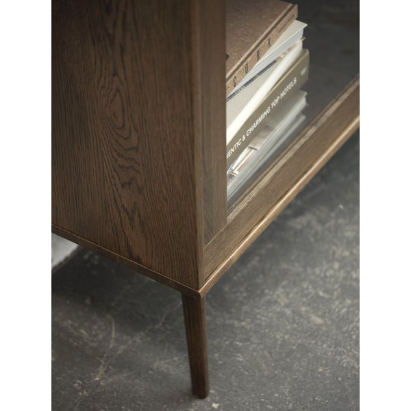 Yuma glassskap i røkt eik med rottingdetaljer Yuma glassskap i røkt eik med rottingdetaljer