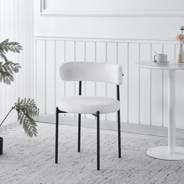 Wilma-stol i hvit teddy med svarte ben