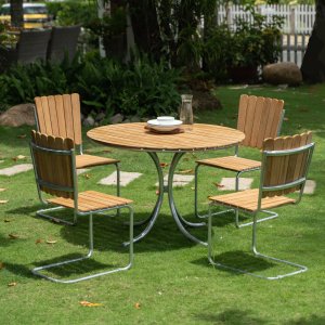 Möllan utegruppe i teak: 4 stoler med spisebord Ø110 cm Möllan utegruppe i teak: 4 stoler med spisebord Ø110 cm