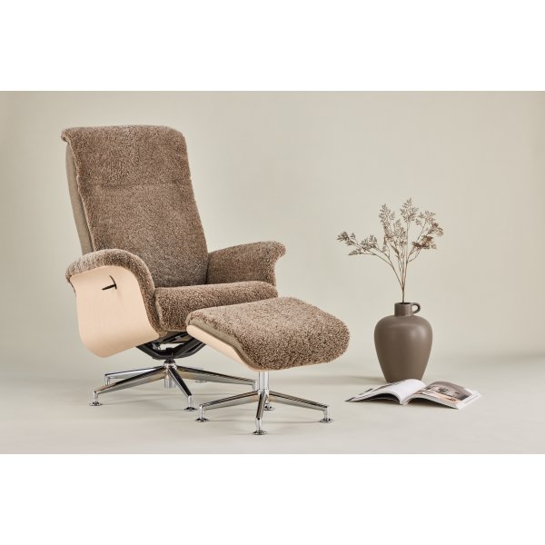 Lenestol i saueskinn med fotskammel - Brun / eik - Ulla Lenestol i saueskinn med fotskammel - Brun / eik - Ulla