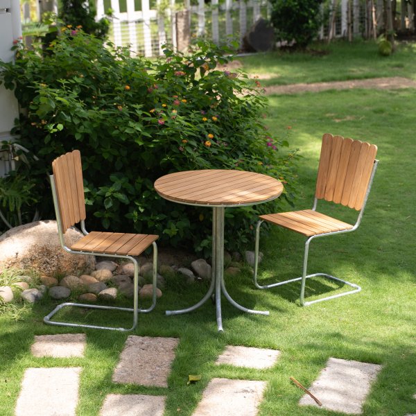 M�llan balkongsett i teak: 2 stoler med rundt bord