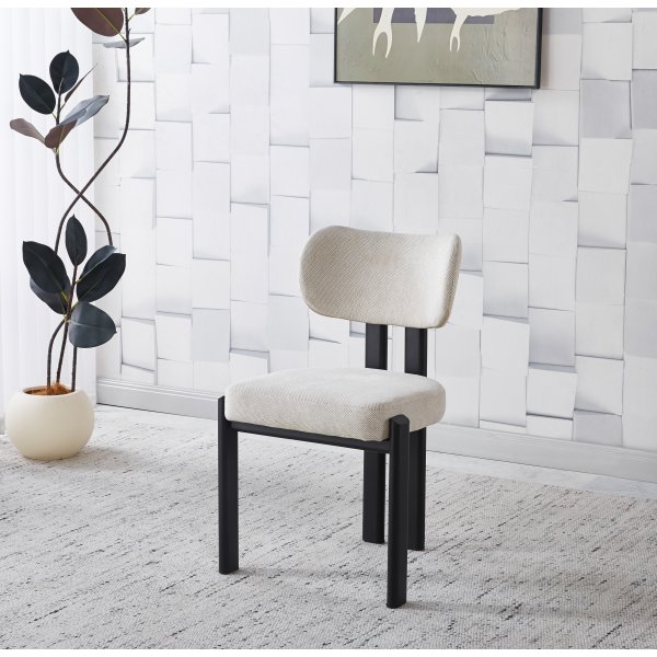 Callum spisestol i beige stoff med svarte ben