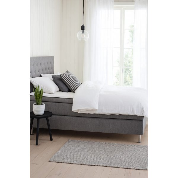 Kontinentalseng 120 x 200 cm med hodegavl gr