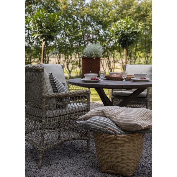 Provence utend�rs gruppe: Scottsdale rundt brunt spisebord �112 cm inkludert 4 Provence lenestoler i naturfarget kunstrotting