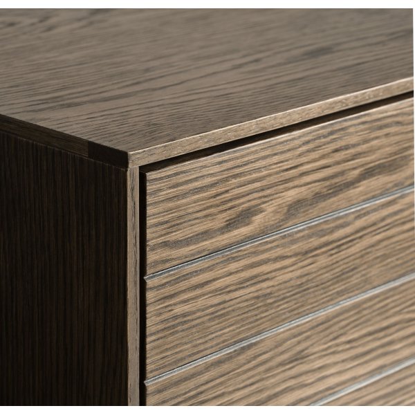 Inez skap i brunoljet eik