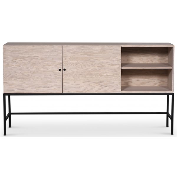 Stilo V.2 sideboard - Whitewash / Svart metall Stilo V.2 sideboard - Whitewash / Svart metall