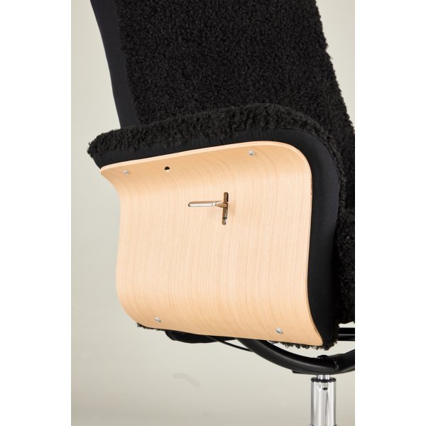 Hagön hvilestol med fotskammel - Svart saueskinnsimitasjon/oljet eik Hagön hvilestol med fotskammel - Svart saueskinnsimitasjon/oljet eik