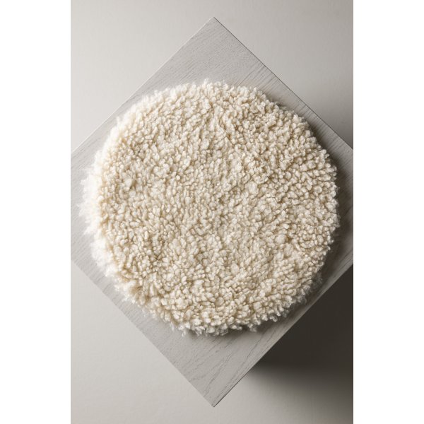 Katy stolpute 34 cm - Hvit saueskinnsimitasjon