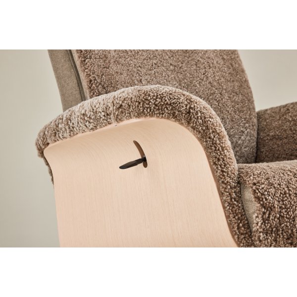 Lenestol i saueskinn med fotskammel - Brun / eik - Ulla Lenestol i saueskinn med fotskammel - Brun / eik - Ulla