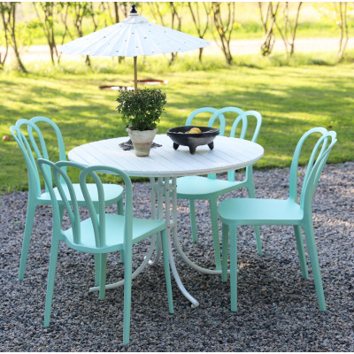 Spisegruppe Holmsund: Rundt hvitt bord inkludert 4 stk. Bally stablebare stoler