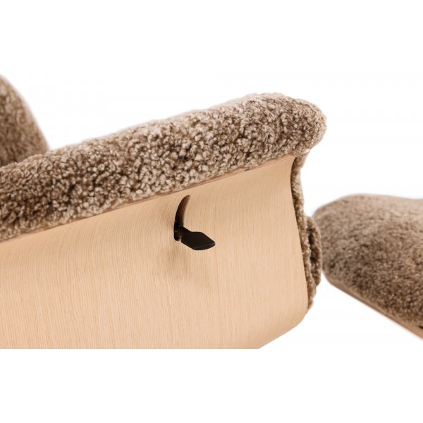 Lenestol i saueskinn med fotskammel - Brun / eik - Ulla Lenestol i saueskinn med fotskammel - Brun / eik - Ulla